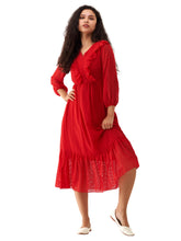 Robe en mousseline de soie rouge vin à col en V et à pois suisses